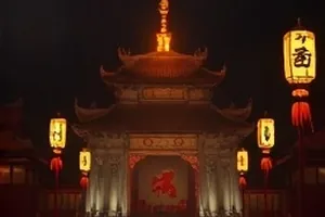 旧港灯下封面：港口灯塔与夜晚归航的渔船剪影