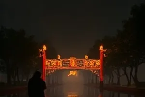 长夜折返封面：深夜公路上的车灯轨迹与路标